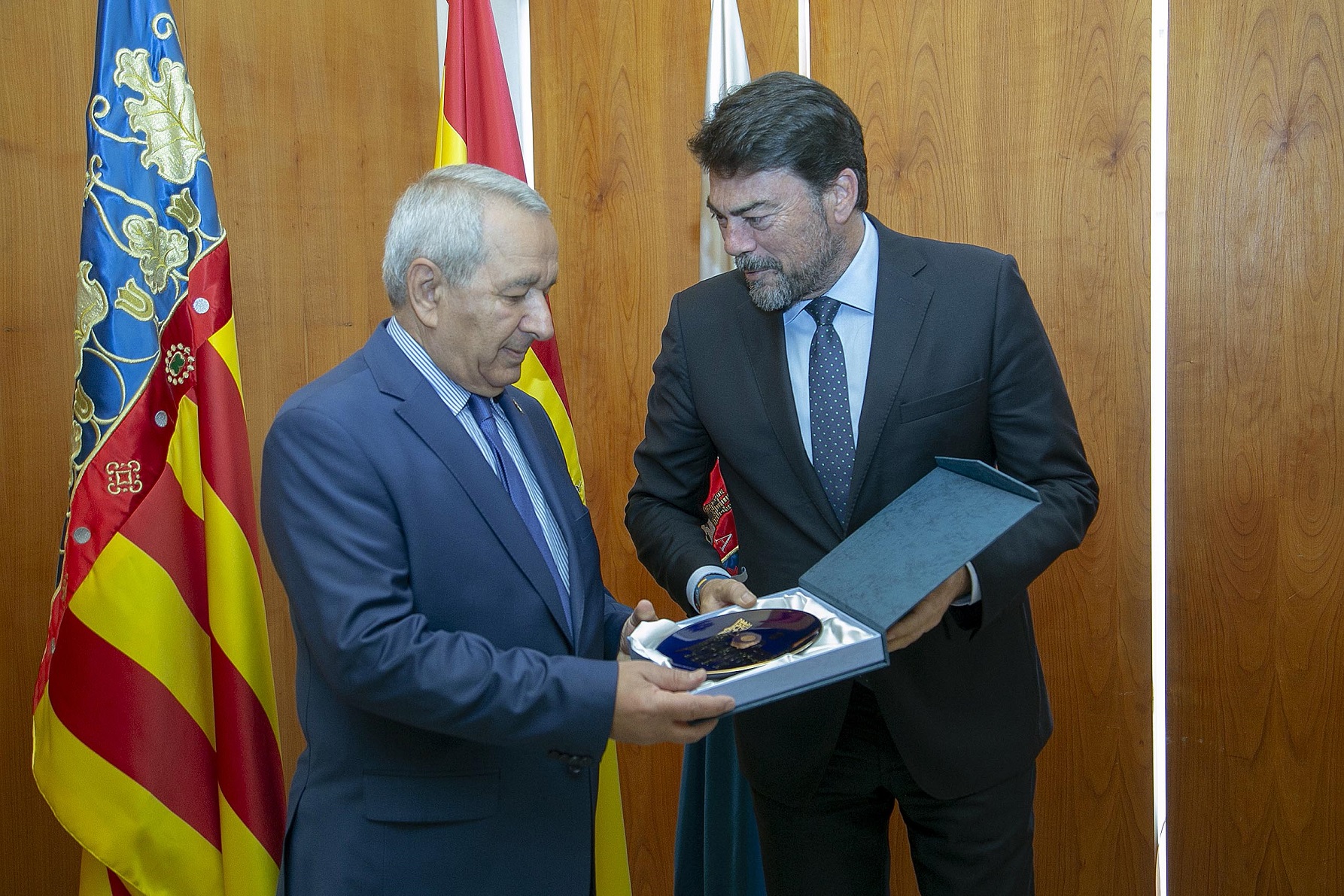 El Alcalde Recibe Al Embajador De Armenia Vladimir Karmirshalyan