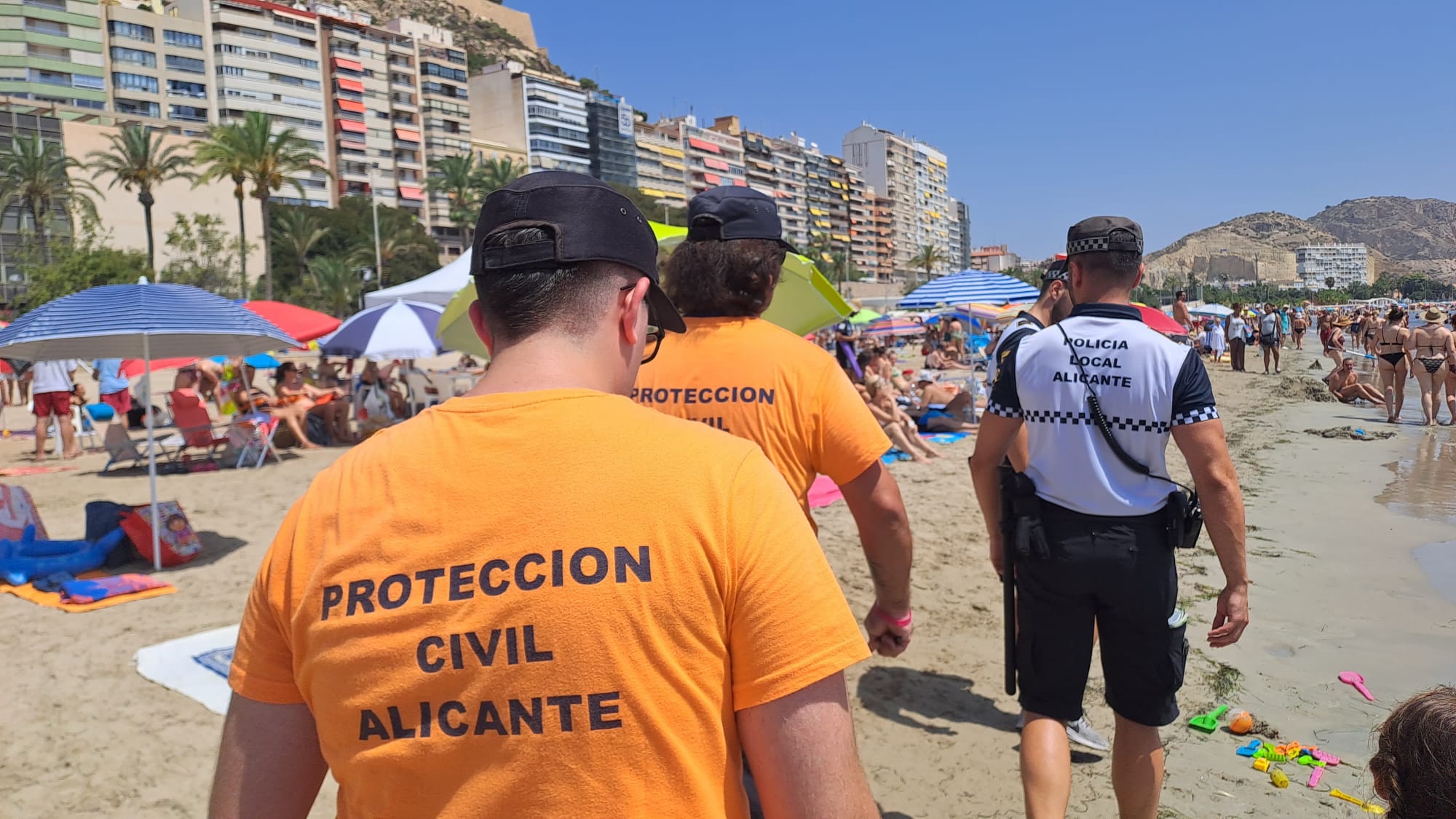 Alicante incorpora voluntarios de Protección Civil para ofrecer playas más seguras Alicante incorpora voluntarios de Protección Civil para ofrecer playas más seguras
