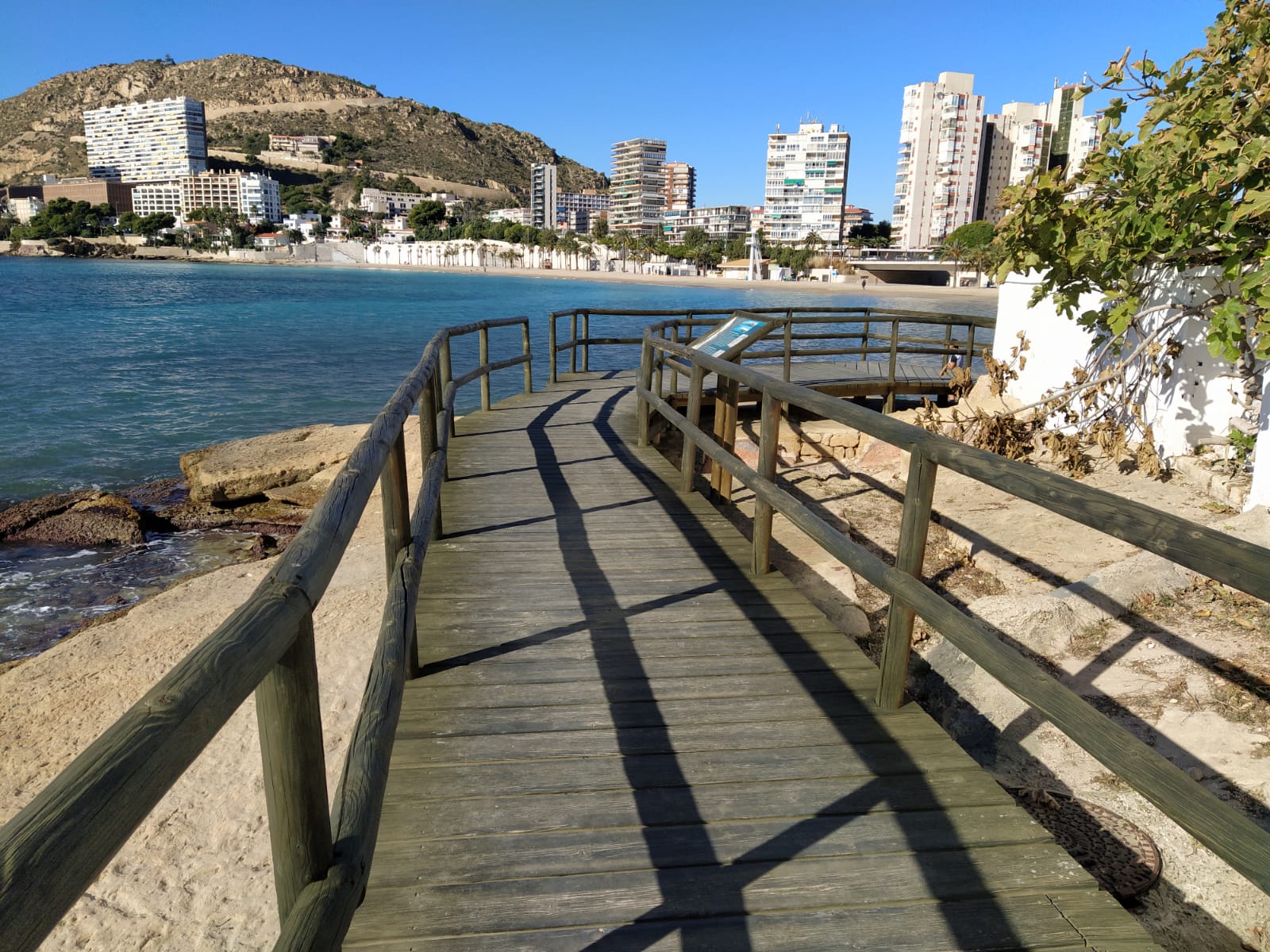 Alicante estrena pasarela para unir las playas de la Albufereta y la