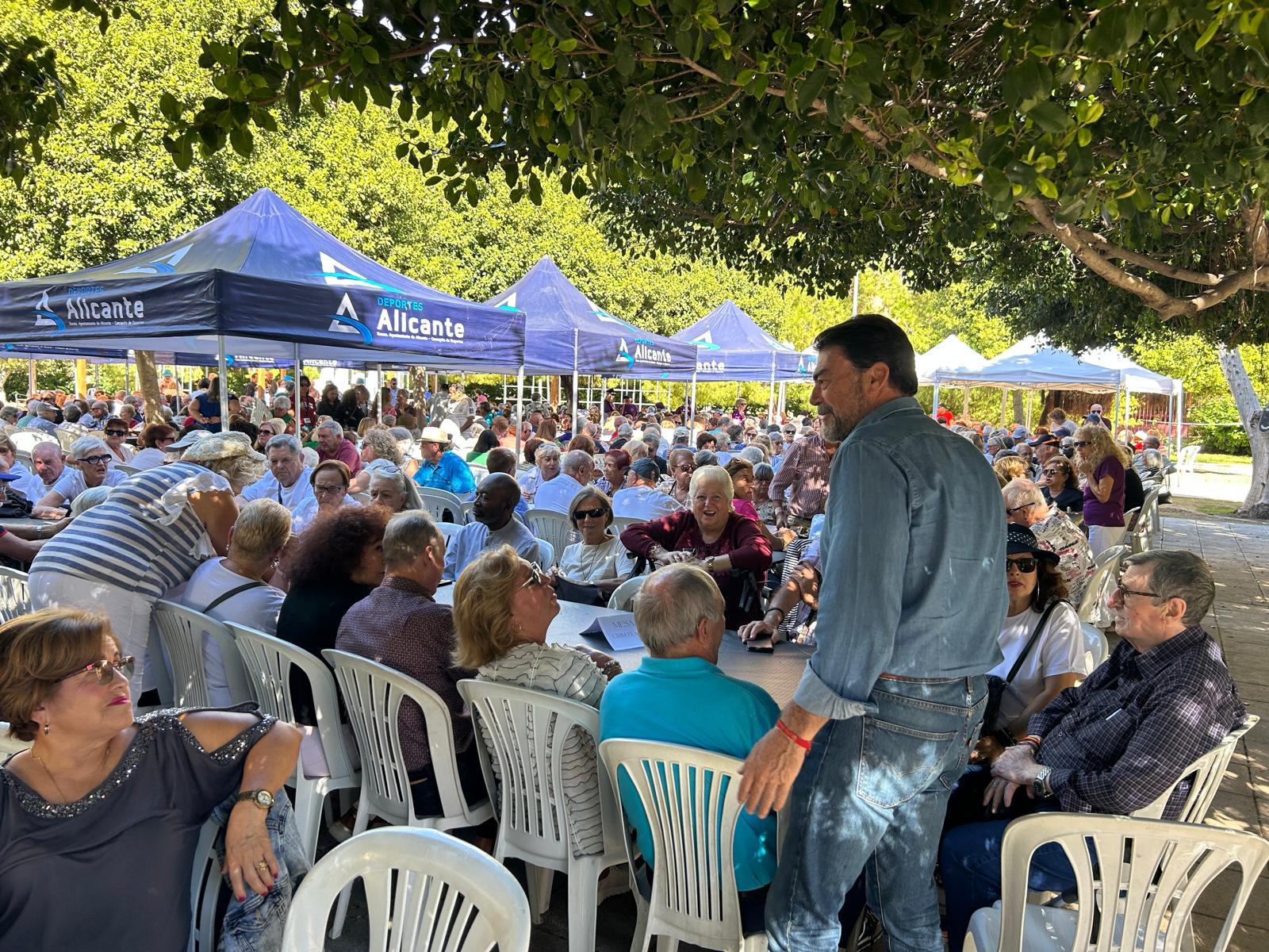 nearly 800 seniors enjoy a community day in alicante