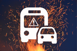 Imagen de autobús y coche sobre fondo de fuego