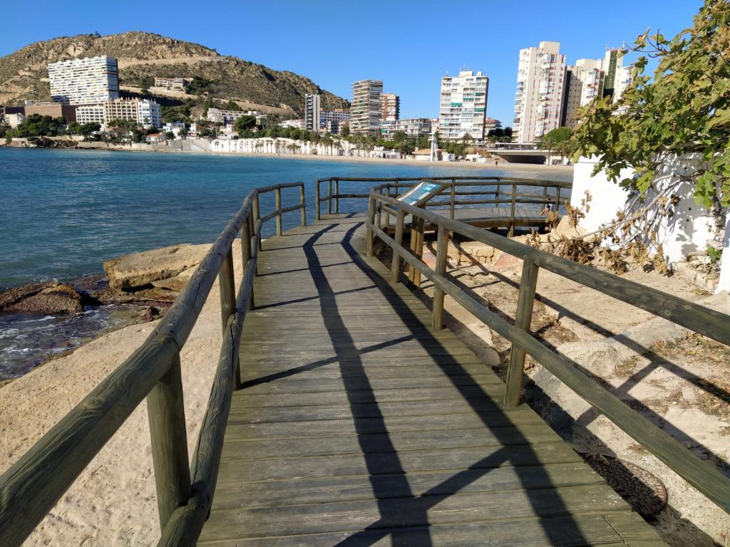 Alicante estrena pasarela para unir las playas de la Albufereta y la  Almadraba | Ayuntamiento de Alicante