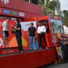 El alcalde entrega el trofeo al vencedor del día 