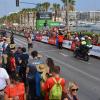 Ambiente en la zona de meta mientras se espera la llegada de los ciclistas