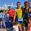 Rafael Madrid, de Triatlón Albacete, tercer clasificado, con un compañero y sus pequeñas admiradoras