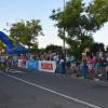 El concejal de Deportes hace sonar la bocina para dar la salida de la primera carrera 