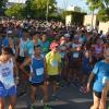 Parte de los atletas populares que se han concentrado esta mañana junto al estadio de atletismo para superar la Carrera de los Castillos