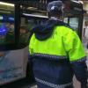 Agentes de la Policía Local realizando controles dentro de los autobuses