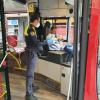 La Policía Local y Protección Civil reparten 2.467 mascarillas en el transporte público de Alicante