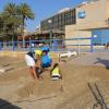 Los operarios de Mantenimiento del Ayuntamiento reponían los servicios de la playa