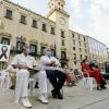 Antonio Manresa, acompañado por mandos militares, durante el homenaje 