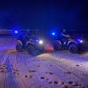 Vigilancia nocturna de la policía local con quads