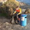 Vaciado de papeleras por la tarde en playas y calas