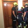 Bomberos del SPEIS realizando un servicio de apertura forzada