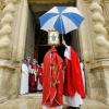 El obispo Jesús Murgui ha bendecido a Alicante orientando el Sagrado Lienzo hacia los cuatro puntos cardinales