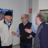 El pintor José Luis Leal, con el presidente de la AAA, el comisario Francisco Gallego y el secretario Carlos Bermejo
