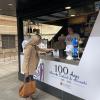 La concejala de Comercio, Lidia López, en el stand del Centenario del Mercado Central