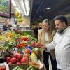 La concejala de Comercio, Lidia López, y el chef, Sergio Sierra, en un puesto de verdura del Mercado Central