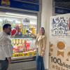 La concejala de Comercio, Lidia López, y el chef, Sergio Sierra, en un puesto de salazones del Mercado Central