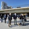 El alcalde, Luis Barcala y el concejal de Infraestructuras, José Ramón González en la pasarela de la Albufereta con los vecinos