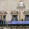 El equipo de gobierno despliega la pancarta del Día Internacional de la Mujer en el balcón del edificio consistorial