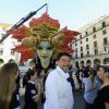 El alcalde y la Bellea del Foc en la colocación del remate final de la Hoguera Oficial