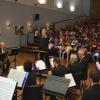 Los niños y niñas tocan y cantan con la Banda piezas que han ensayado en sus colegios