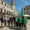 El alcalde colabora en la cuestación de la Asociación Española contra el Cáncer