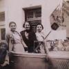 Carmen Juan, en el centro, bellea de la Foguera Carrer Quiroga, en 1936, con sus damas de honor, dispuestas para ir en coche hasta un acto festivo ...