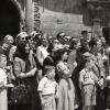 Público contemplando un desfile 1953