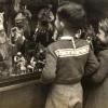 Mª Teresa y Paquito Sánchez ante un escaparate, 1946. Foto F. Sánchez