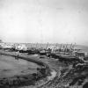 Playa de Nueva Tabarca con embarcaciones de la almadraba. Detrás el almacén de la misma. (Foto: Francisco Sánchez, Archivo Municipal de Alicante)