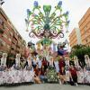 El alcalde junto a la Bellea y Damas del Foc con la Hoguera Florida-Portazgo, ganadora de la categoría Especial