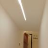 Imagen de un led lineal funcionando en techo de escalera