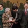 La centenaria Carmen Nicolás recoge la medalla al pueblo de Alicante 