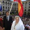 Lanzamiento de aleluyas desde el balcón principal del Ayuntamiento en la procesión del Encuentro 