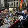 Lanzamiento de aleluyas desde el balcón principal del Ayuntamiento en la procesión del Encuentro 