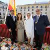 La vicealcaldesa y el alcalde de Alicante desde el balcón principal del Ayuntamiento en la procesión del Encuentro 