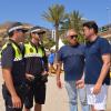 El alcalde conversa con agentes de la Policía Local y con el presidente de la Asociación de Vecinos de La Albufereta - Playa Blanca