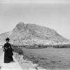 Mujer en el puerto ca. 1900. Foto Aracama
