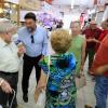 El alcalde, Luis Barcala en su visita al Mercado de Carolinas