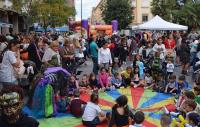 Parte del público que respondió a la llamada de la animación comercial en la plaza Pío XII