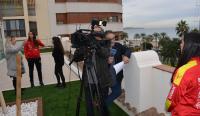 La concejala de Deportes, con TVE en la grabación de la entrevista a Paula Valdivia en la terraza de Comercio