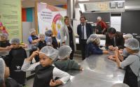 Luis Barcala, Marisa Gayo y Juan Carlos Victoria, con los niños y monitores del taller de galletas del centro