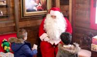 Las familias que visiten la casa de Papa Noel podrán hacerse fotos con los móviles