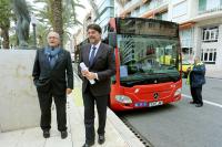 El alcalde de Alicante, Luis Barcala, y el edil de Tráfico y Transportes, José Ramón González, saliendo del autobús 