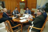 El alcalde de Alicante, Luis Barcala, con responsables de la empresa Indra