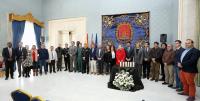 Los asistentes posan junto a las velas encendidas en honor a las víctimas del Holocausto