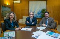 Luis Barcala, José Ramón Sempere y Dolores Mará Mejía durante en encuentro que ha tenido lugar en el despacho del alcalde