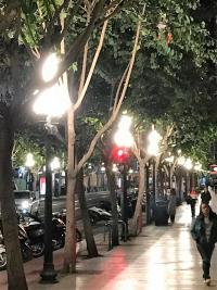 El Ayuntamiento mejora la iluminación de la Rambla sustituyendo las tuliplas por otras más translúcidas e introduciendo luz blanca